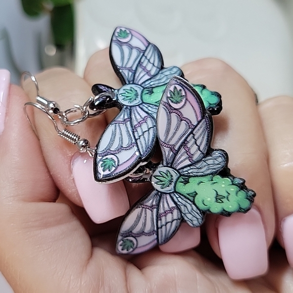 Winged Hemp 420 Drop Earrings - Picture 5 of 6